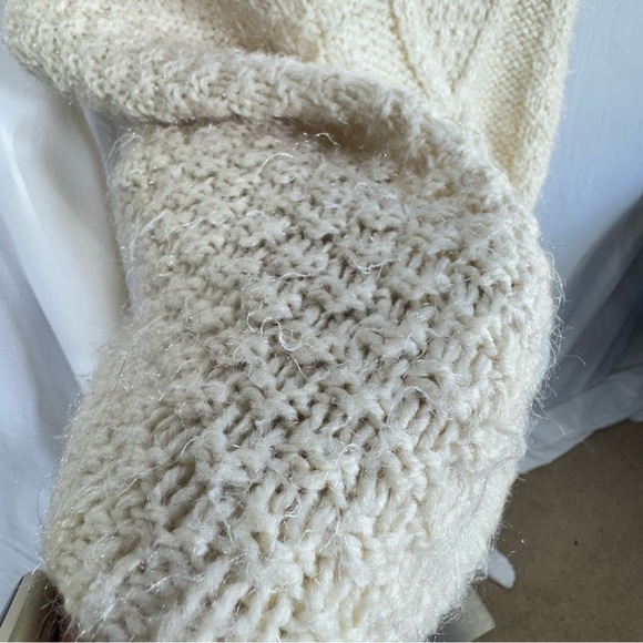 Women’s Ivory Chunky Cable Knit Sleeveless Sweater Vest - Picture 3 of 4